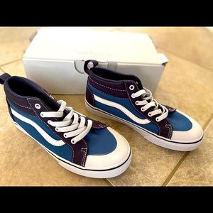 Brand new in Box Vans Hong top sneakers
